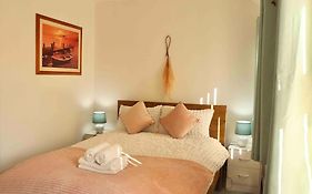 Stunning Guest House Free Wifi &Parking